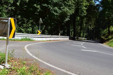 Lüksemburg 'un kuzeyindeki kıvrımlı dağ yolu
