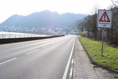 Sel seviyesinin biraz üzerinde açık yol