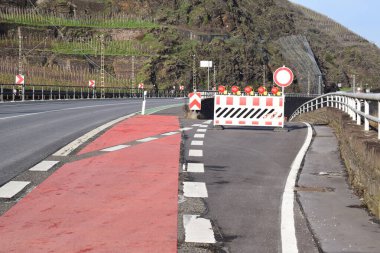 Yolun aşağısındaki sel baskını için yolu kapatın.