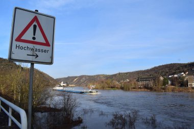 Mosel selinde bir gemi