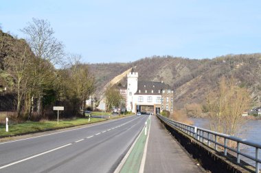 Mosel 'deki Oberburg' a doğru sür.