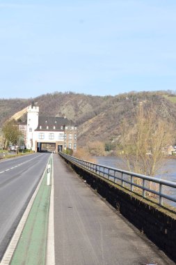 Mosel 'deki Oberburg Kalesi' nden geç.