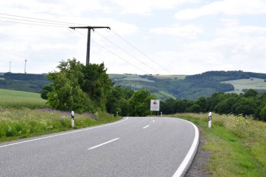 Eifel 'in kırsal kesiminde bir vadiye giden yol.