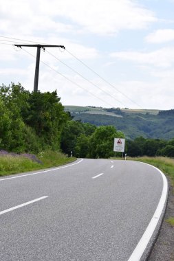 Yol arkaplanındaki yol işareti