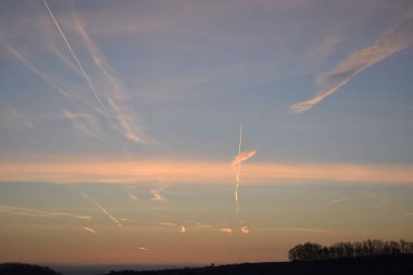 Bulutlu ve güneşli güzel gökyüzü
