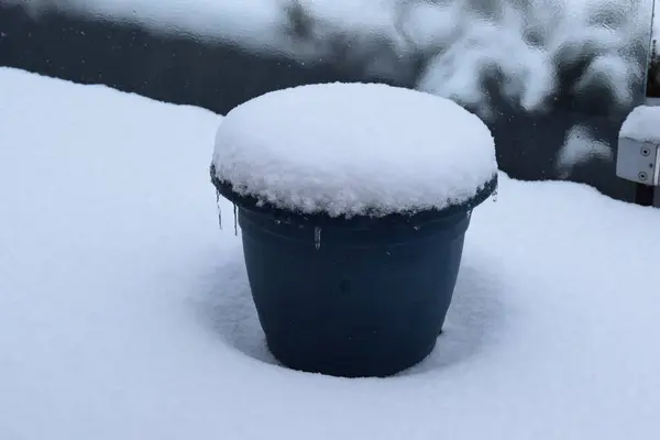 Kapağı karla kaplı kova