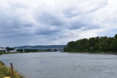Raiffeisenbruecke 'de kuraklık sırasında Ren.