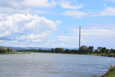 Ren nehri manzaralı bir elektrik santrali