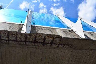 Almanya 'da ağır hasar görmüş eski beton köprü