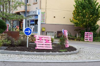 Pembe Ekim dekorasyonlu trafik çemberi