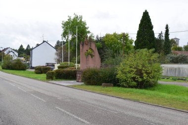 Rosbruck sınırında barış anıtı olan ana cadde.