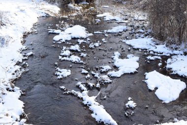 Kış karında bataklık nehri