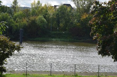 Nehir sonbahar havasında