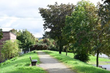 Baraj duvarında küçük bir park