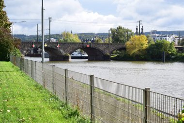 Şehirdeki köprünün manzarası