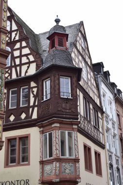 Şehirdeki eski kasaba evleri