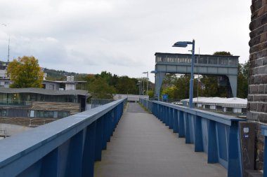 Mosel Nehri 'nin karşı yakasında.