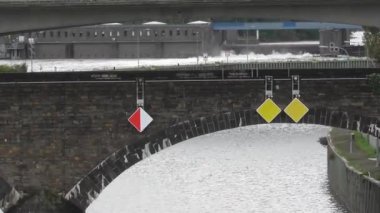 Koblenz şehrindeki köprüyü sel basmış.