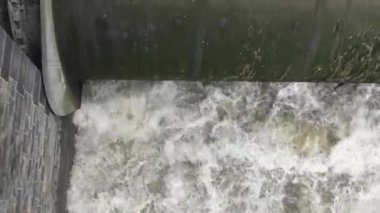 Sel mevsiminde bir nehir kilidinden akan su