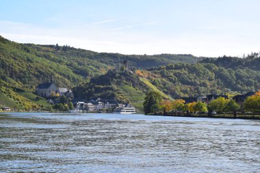 Sonbahar, Almanya 'nın Briedern köyü ile Mosel vadisini renklendirdi.