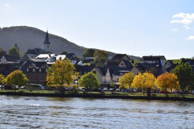 Moselle Vadisi köyünün sonbahar renkleri