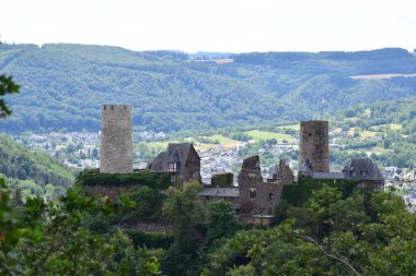 Mosel Vadisi 'nin yukarısındaki Thurant kalesi.