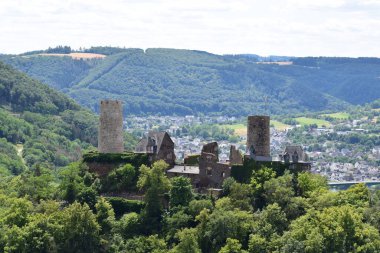Mosel Vadisi 'nin yukarısındaki Thurant kalesi.