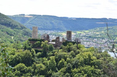 Mosel Vadisi 'nin yukarısındaki Thurant kalesi.