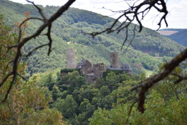 Mosel Vadisi 'nin yukarısındaki Thurant kalesi.