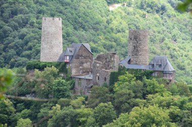 Mosel Vadisi 'nin yukarısındaki Thurant kalesi.