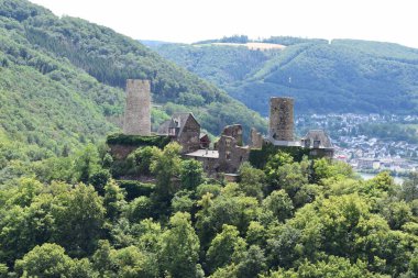 Mosel Vadisi 'nin yukarısındaki Thurant kalesi.