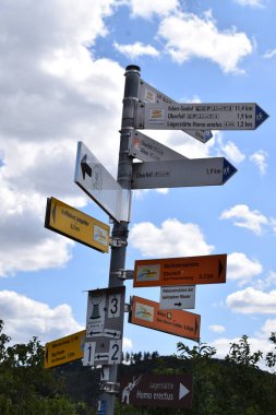 Parkta farklı işaretler var.