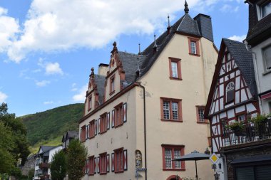 Mosel Vadisi 'ndeki eski kasaba manzarası Sonbaharın başlarında Bruttig-Fankel