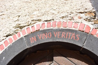 Eski bir kilisenin dikey çekimi.