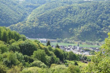 Dağlardaki bir köy manzarası