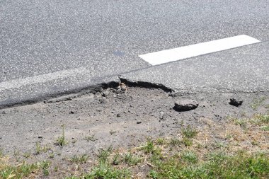 Beyaz çizgileri olan asfalt yol