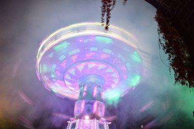 Hızlı dönen bir atlıkarıncaya uzun süre maruz kalma