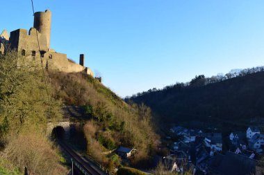 Güzel ortaçağ kale mimarisinin manzarası