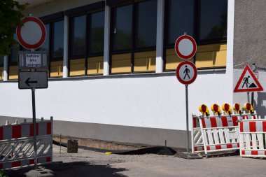 Almanya 'da beyaz bir duvarın önündeki trafik işaretleri