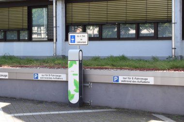 EV şarj aleti belediye binasında.