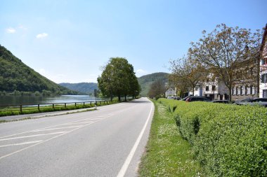 Hatzenport köyüne giden yol.