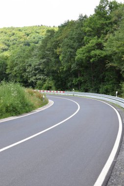 Kırsalda boş bir yol