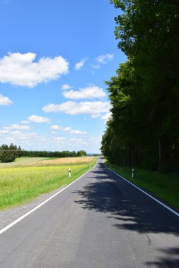 Kırsalda boş bir yol