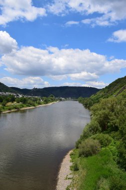 Winningen ve Dieblich yakınlarındaki Mosel Vadisi.