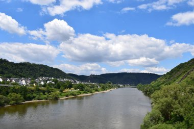 Winningen ve Dieblich yakınlarındaki Mosel Vadisi.