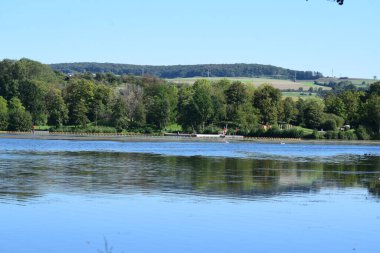 Ormandaki gölün güzel manzarası
