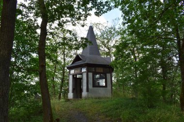 Kilise bir tepe üzerinde