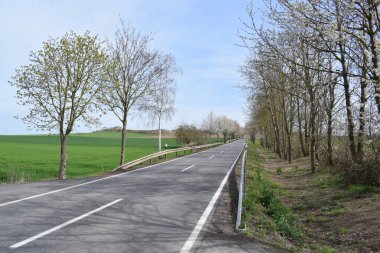 Kırsal bir bölgede köy yolu