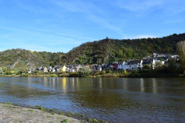 Mosel 'den Niederfell' e bak.