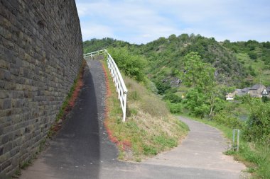 Dağlardaki köprünün manzarası